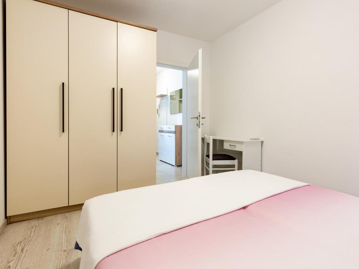 Amoroso Apartment 200M From Sea Porec Esterno foto